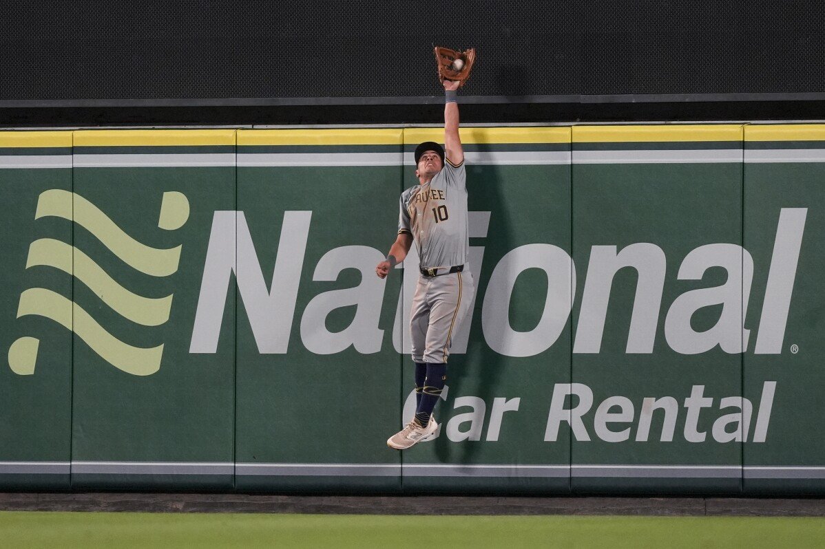 Sal Frelick roba un jonrón igualador a Taylor Ward para poner fin a la victoria de los Cerveceros 6-3 sobre los Ángeles